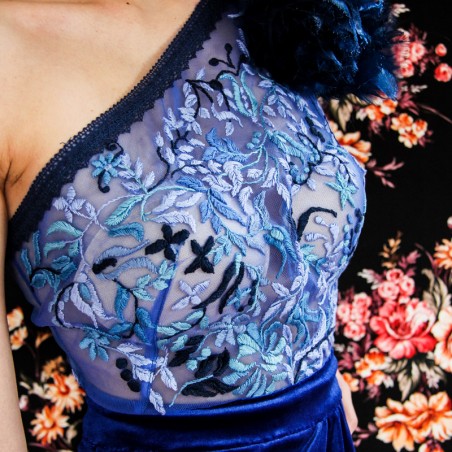 Broderie à la main sur le tissu de velours, montrant la qualité artisanale.