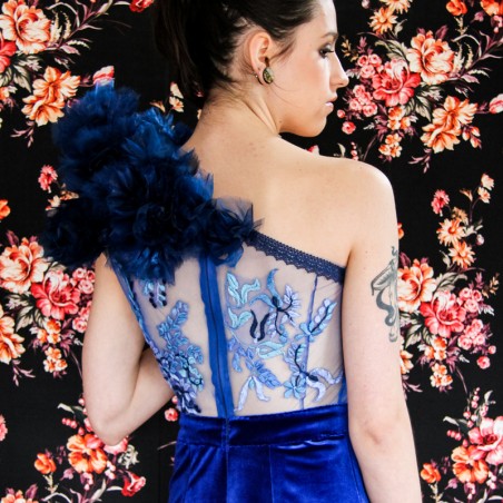 Broderie à la main sur le tissu de velours, montrant la qualité artisanale.