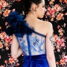 Broderie à la main sur le tissu de velours, montrant la qualité artisanale.