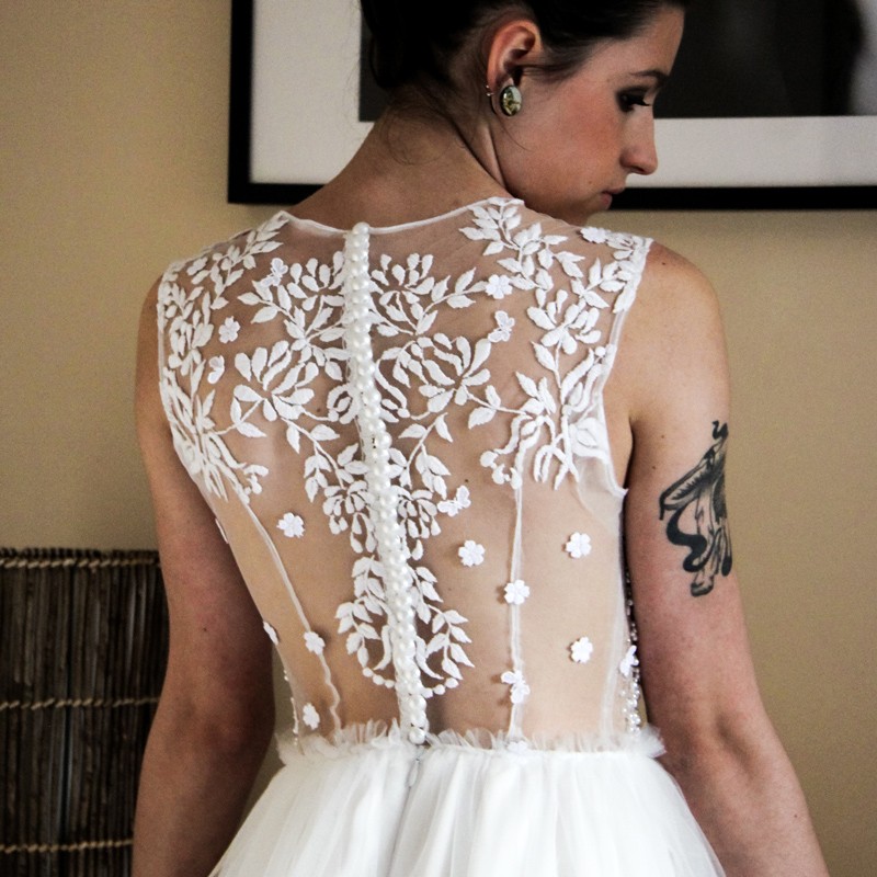 Robe blanche mariage longue asymétrique ornée Robe blanche mariage longue asymétrique ornée