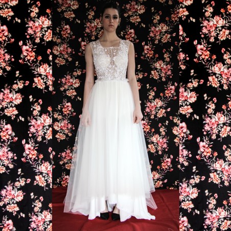 White long sleeveless embellished wedding tulle dress