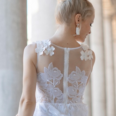 Zoom sur les ornements faits main sur la robe de mariée midi