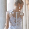 Zoom sur les ornements faits main sur la robe de mariée midi