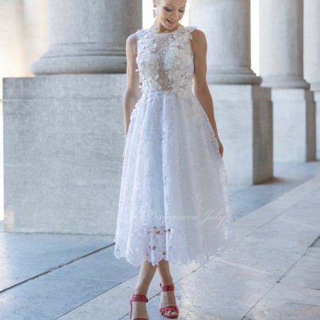 Robe de mariée midi en dentelle, vue de face, mettant en valeur la silhouette avec un décolleté doux et une taille ajustée