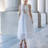 Robe de mariée midi en dentelle, vue de face, mettant en valeur la silhouette avec un décolleté doux et une taille ajustée