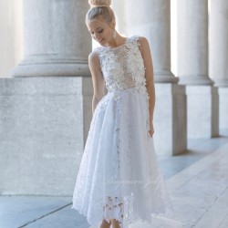 Robe de mariée midi en dentelle, vue de face, avec un décolleté délicat et une coupe ajustée.