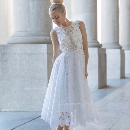 Robe de mariée midi en dentelle, vue de face, avec un décolleté délicat et une coupe ajustée.