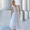 Robe de mariée midi en dentelle, vue de face, avec un décolleté délicat et une coupe ajustée.