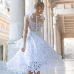 Robe de mariée midi en dentelle, vue de dos avec fermeture éclair invisible et embellissements floraux