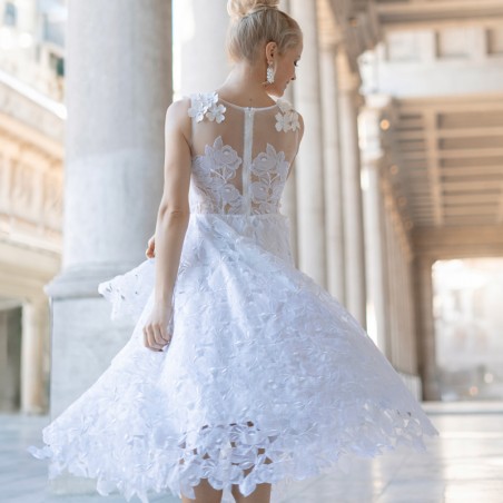 Robe blanche mi longue mariage sans manches ornée de perles