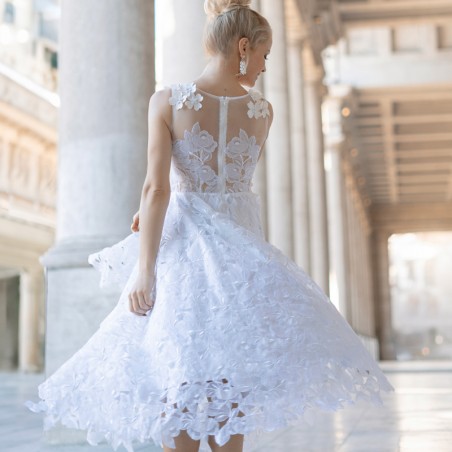 Robe de mariée midi en dentelle, vue de dos avec fermeture éclair invisible et embellissements floraux