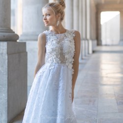 Robe de mariée midi en dentelle, vue de face, ornée de perles et fleurs