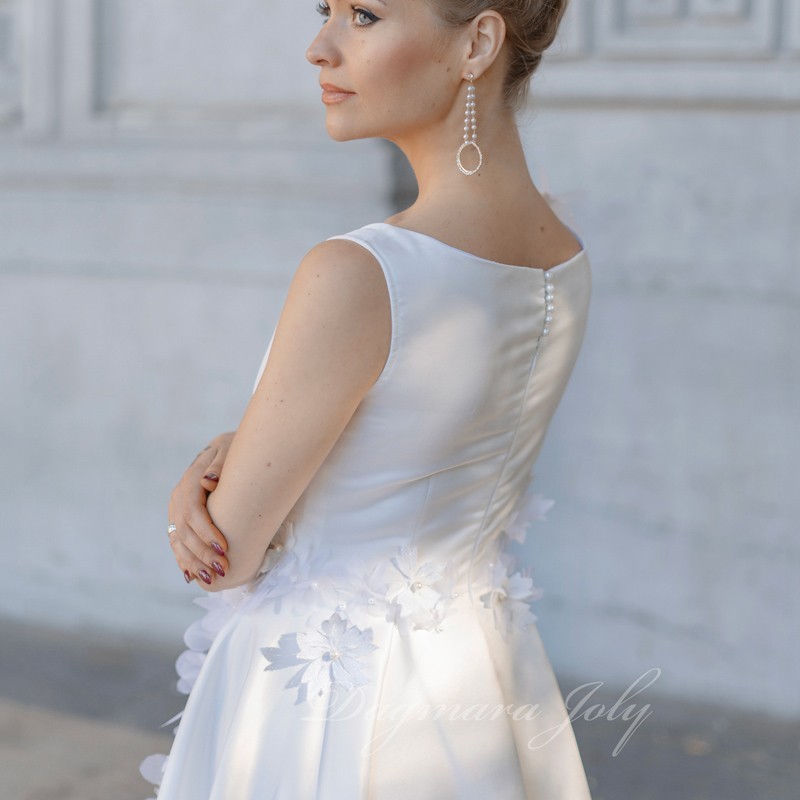 Back view of a white short wedding dress with floral details and hidden zipper, handmade in France.