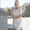 Robe de mariée courte en tweed vue de face, ornée de fleurs et perles.
