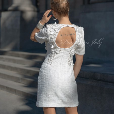 Dos ouvert d'une robe de mariée courte en tweed, avec détails perlés faits main.