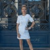 Robe de mariée courte en tweed vue de face, ornée de fleurs et perles