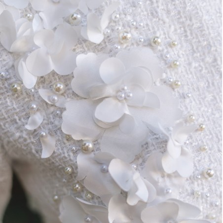 Détail du corsage en tweed orné de fleurs et perles cousues à la main