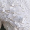 Robe courte de mariée, dos ouvert, ornée avec des fleurs et perles , manches courtes