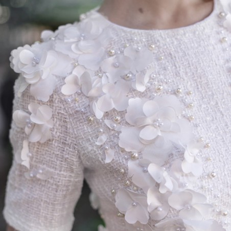 Gros plan sur la texture du tweed brillant de la robe de mariée