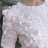 Gros plan sur la texture du tweed brillant de la robe de mariée