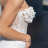 Détail des perles, cristaux et fleurs cousus à la main sur le bustier de la robe