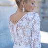 Dos de la robe de mariée en dentelle, boutons recouverts et détails délicats