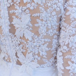 Détail de la dentelle avec perles et fleurs faites main