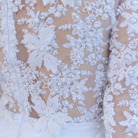 Détail de la dentelle avec perles et fleurs faites main