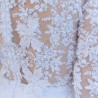 Détail de la dentelle avec perles et fleurs faites main