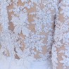 Détail de la dentelle avec perles et fleurs faites main