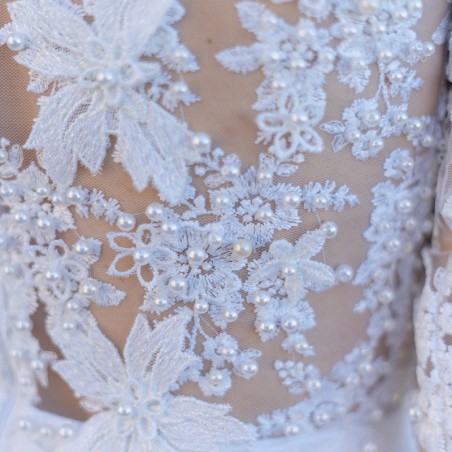 Détail de la dentelle avec perles et fleurs faites main