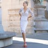 Vue latérale de la robe de mariée modeste avec manches 3/4 et silhouette ajustée