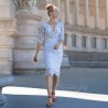 Robe de mariée en dentelle avec manches 3/4 et coupe crayon, ornée de fleurs et perles