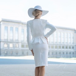 vue arrière du costume de mariage jupe peplum, mettant en valeur les broderies et détails cristallins
