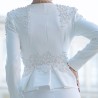 vue arrière du costume de mariage jupe peplum, mettant en valeur les broderies et détails cristallins