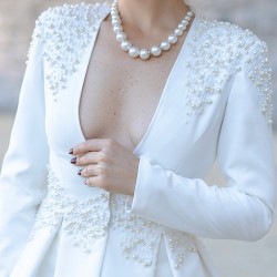 détails des perles, cristaux et sequins brodés à la main sur le costume de mariage jupe peplum