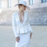 vue de devant du costume de mariage jupe peplum sur mesure, brodé à la main avec des perles et des cristaux