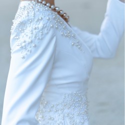 vue de côté du costume de mariage jupe peplum, détaillant la silhouette élégante et les embellissements