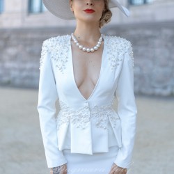 vue de face du costume de mariage jupe peplum sur mesure, avec veste ajustée et jupe crayon