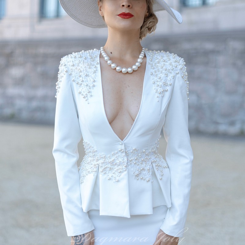 vue de face du costume de mariage jupe peplum sur mesure, avec veste ajustée et jupe crayon