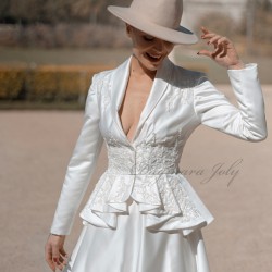 Ensemble de mariage moderne sur mesure avec peplum structuré – vue devant