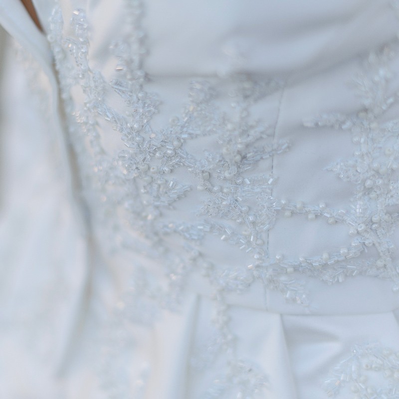Gros plan sur le détail asymétrique du peplum
