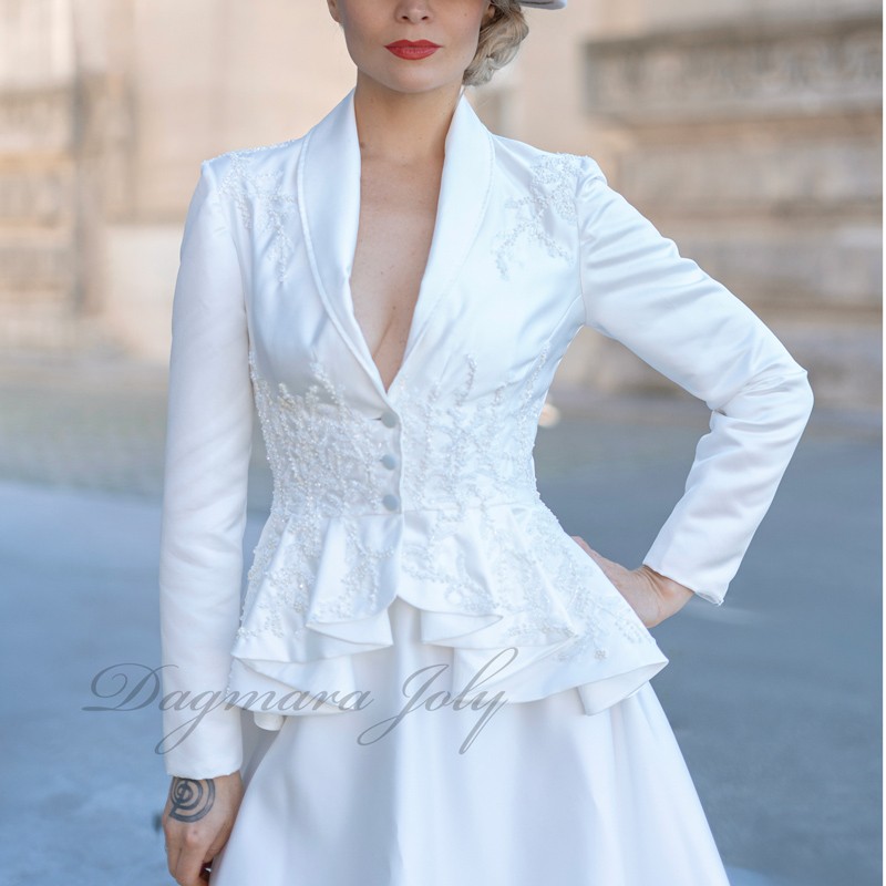 Tailleur de mariée sur mesure avec jupe peplum asymétrique Tailleur de mariée sur mesure avec jupe peplum asymétrique