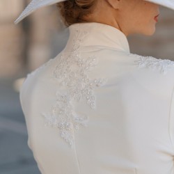 Vue de dos du tailleur, mettant en valeur les détails travaillés et la finition artisanale