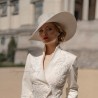 Zoom sur les textures luxueuses et les finitions soignées du tissu et des broderies