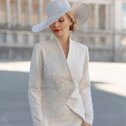 Vue de profil du tailleur jupe, soulignant la silhouette et l'ajustement sur mesure
