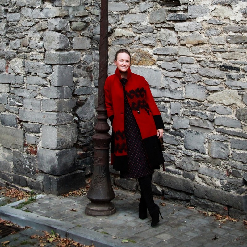 Oversized long warm winter coat in a red wool, with belt, pockets and tailored collar Oversized long warm winter coat in a red wool, with belt, pockets and tailored collar