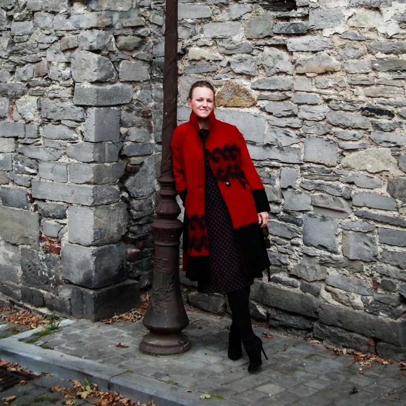 Oversized long warm winter coat in a red wool, with belt, pockets and tailored collar