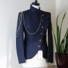 Veste courte bleue marine asymétrique, à boutonnage croisée, faite sur mesure