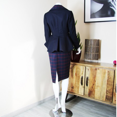 Tailleur croisé jupe crayon , veste à basque asymétrique, fait sur mesure